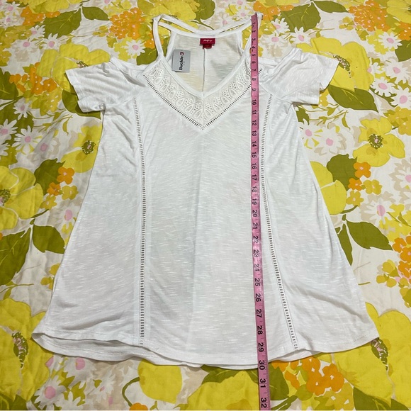 BKE Buckle Lace Yoke Cold Shoulder Swing Tee Shirt Size Small - Picture 9 of 11
